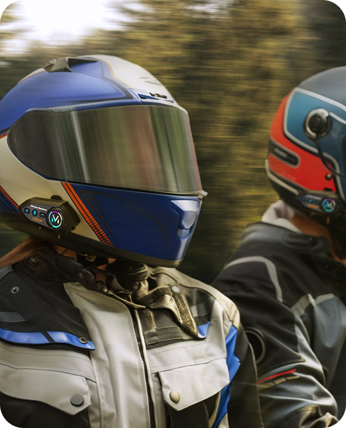 Dos motociclistas con cascos equipados con intercomunicadores Bluetooth Inbogo