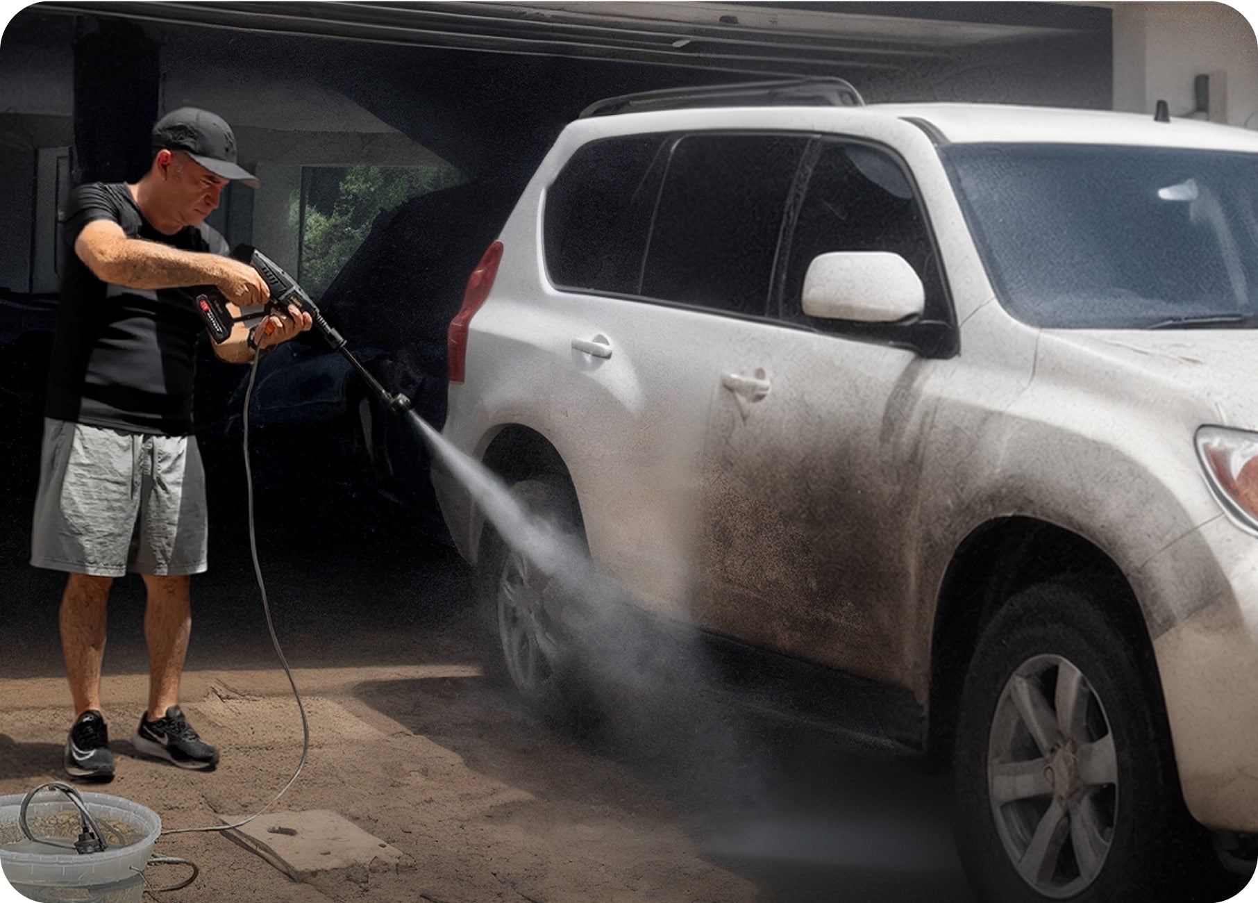 Persona lavando un automóvil con una hidrolavadora portátil Inbogo, ideal para mantener el vehículo limpio fácilmente